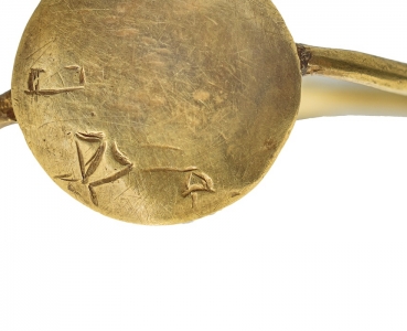 UNE BAGUE EN OR DE POROS / HÉRACLEION AVEC INSCRIPTION EN LINÉAIRE A (PO Zf 2)