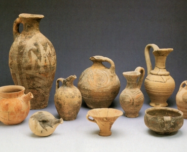 THE CERAMIC DEPOSITS AT ANEMOSPILIA (ARCHANES): A CENTRAL CRETAN PERSPECTIVE