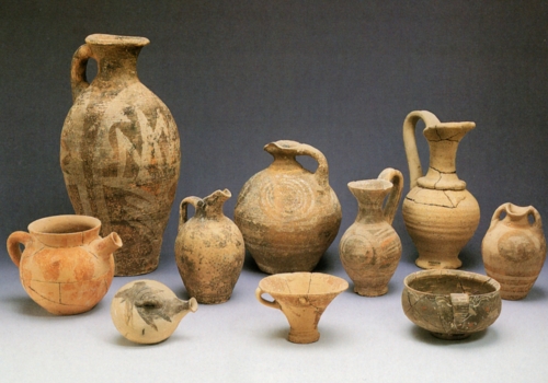 THE CERAMIC DEPOSITS AT ANEMOSPILIA (ARCHANES): A CENTRAL CRETAN PERSPECTIVE